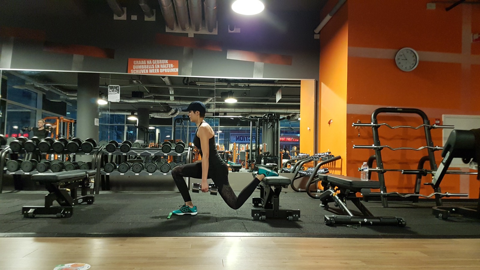 Saskia B traint in de privé gym